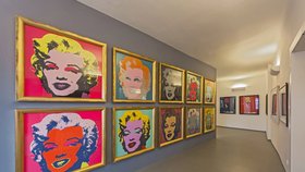 Výstava Andy Warhola v srdci Prahy nově ukazuje dokumenty jeho rodiny a přátel.