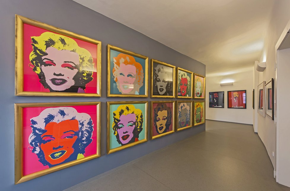 Výstava Andyho Warhola v srdci Prahy nově ukazuje dokumenty jeho rodiny a přátel.
