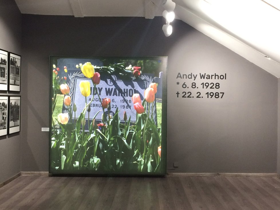 Část expozice, věnovaná pohřbu Andyho Warhola