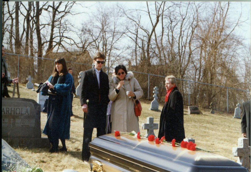 Rodinná fotografie z pohřbu Andy Warhola roku 1987