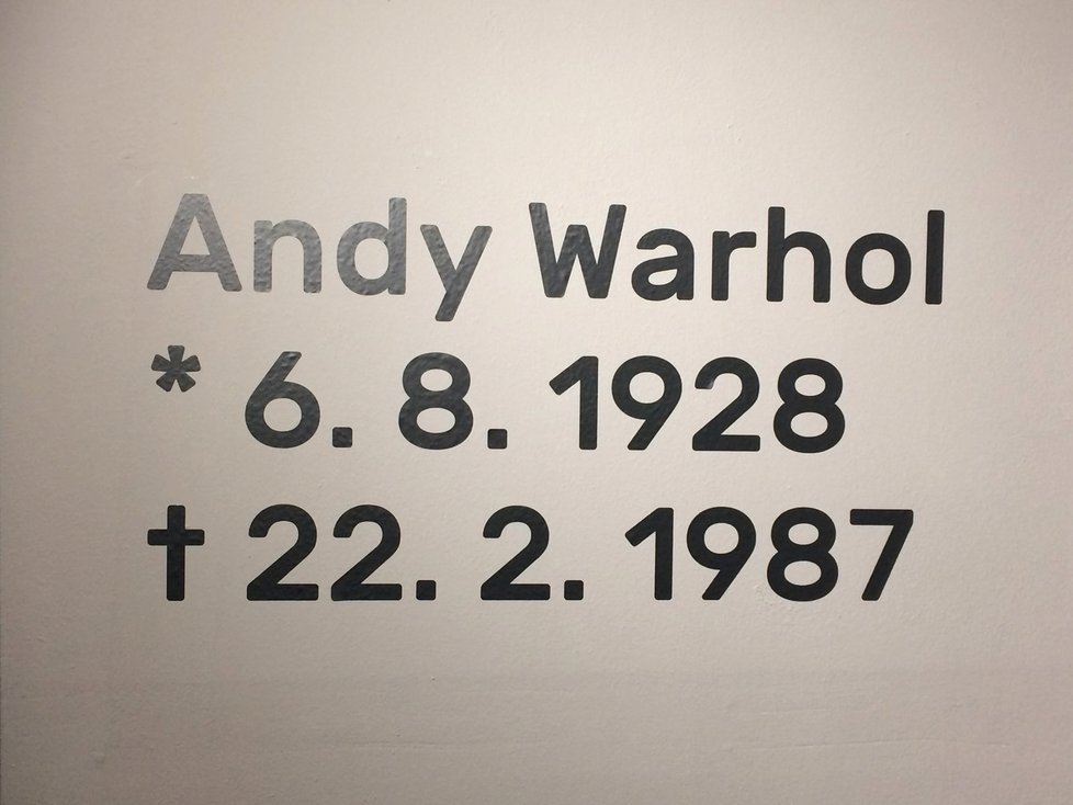 Část expozice, věnovaná pohřbu Andyho Warhola