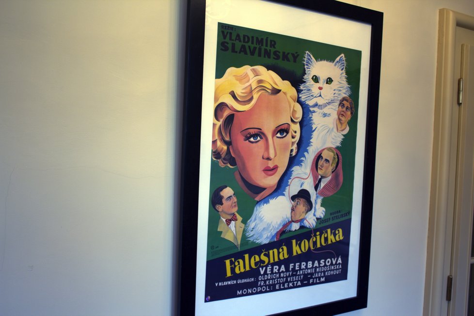 Plakáty z prvorepublikových filmů jsou součástí výstavy, na obrázku Věra Ferbasová.