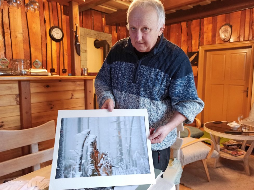 Vlastimil Kaniok (65) z Dolní Lomné chystá své snímky na výstavu v místní pekárně.