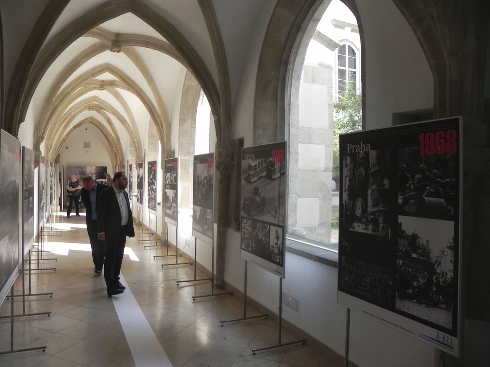 Výstava velkoplošných fotografií z okupace Československa v roce 1968 potrvá na Nové radnici do 21. srpna.