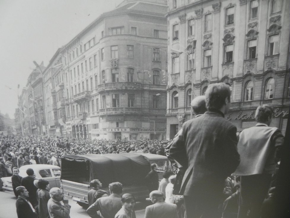 Výstava velkoplošných fotografií z okupace Československa v roce 1968 potrvá na Nové radnici do 21. srpna.