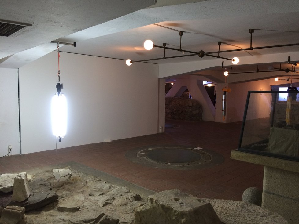 Hlavní gró výstavy se nachází v podzemí v lapidáriu Betlémské kaple.