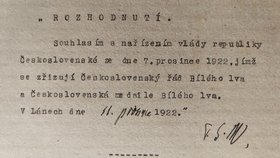 Prezident Tomáš Garrigue Masaryk ztvrdil svým podpisem rozhodnutí o vzniku Řádu Bílého lva.