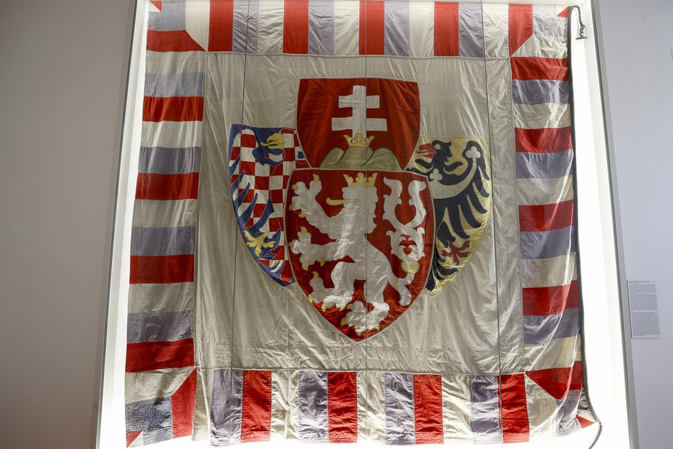 První vlajka republiky, která vlála nad Pražským hradem, sešitá z různých kusů látek.