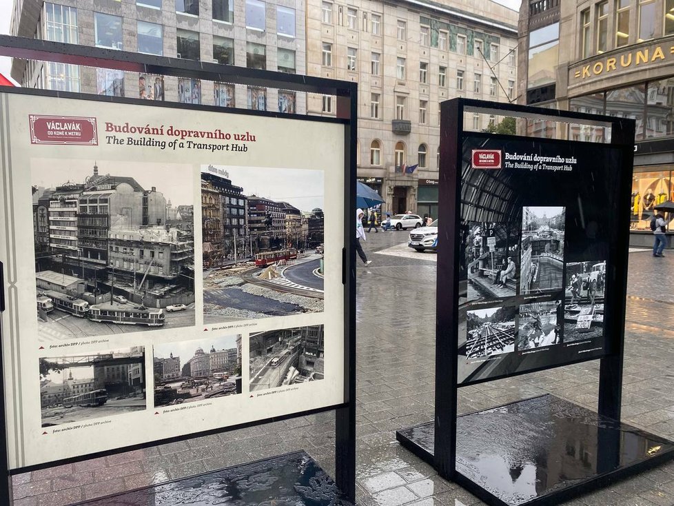 Panely s historií Václavského náměstí
