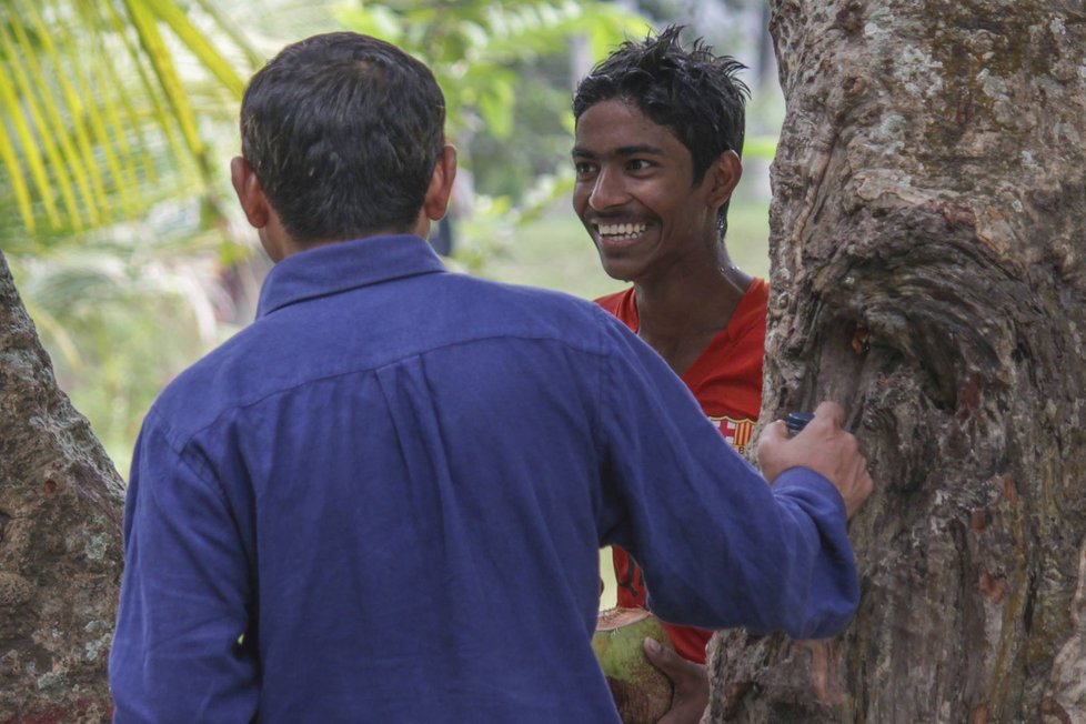 Šubroto cestoval přes čtvrt Bangladéše, aby se mohl stát žákem školy.