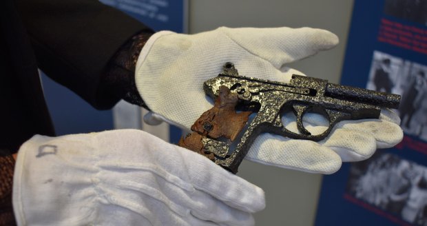 Osobní zbraň generála Píky Walther PPK v rukou ředitelky památníku Jany Horákové.
