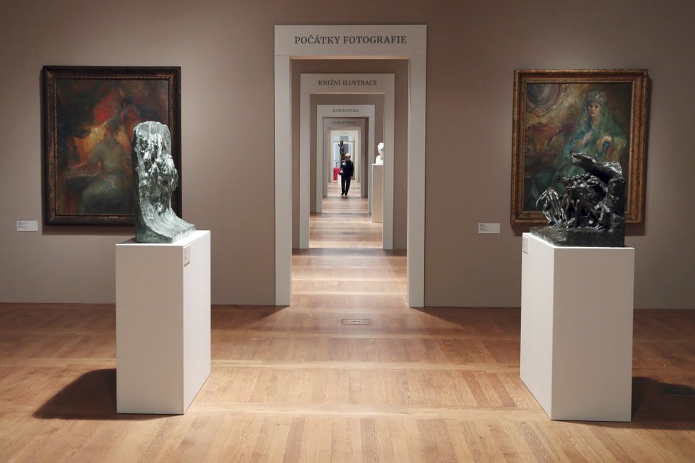 Téměř 500 uměleckých děl původem ze Slovinska je nyní v Jízdárně Pražského hradu k vidění.