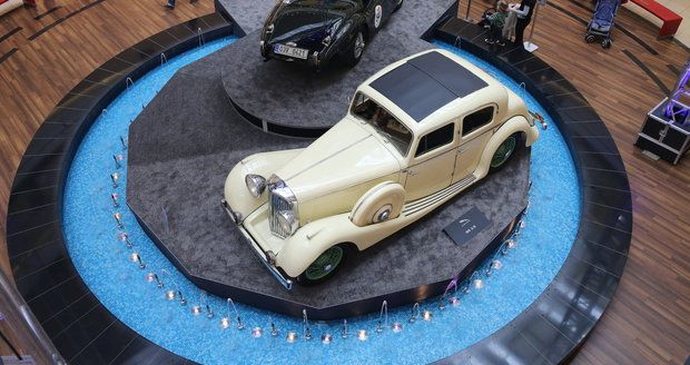 Výstavu luxusních vozů najdete v obchodním domě Arkády Pankrác.