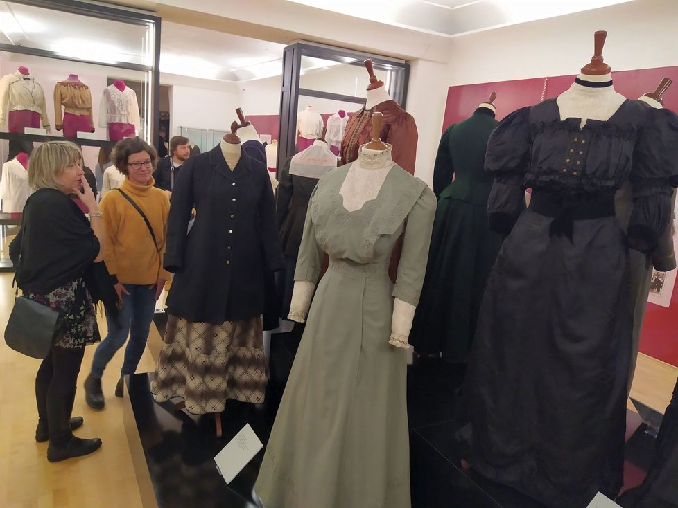 Zajímavé ohlédnutí za módou přelomu 19. a 20.století je k vidění v Moravském zemském muzeu v Brně až do 23.srpna.