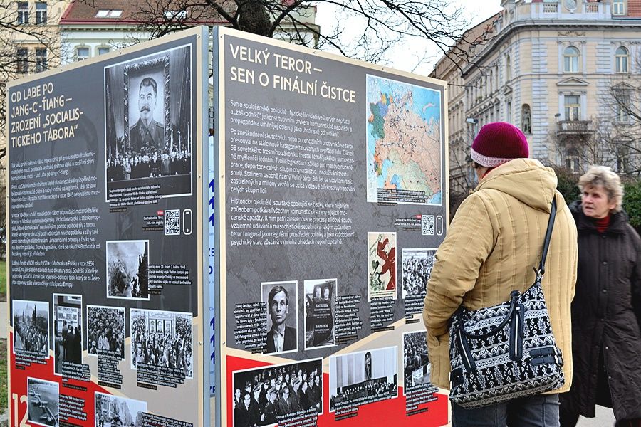 Výstava popisuje vzestup a pád komunismu ve 20. století.