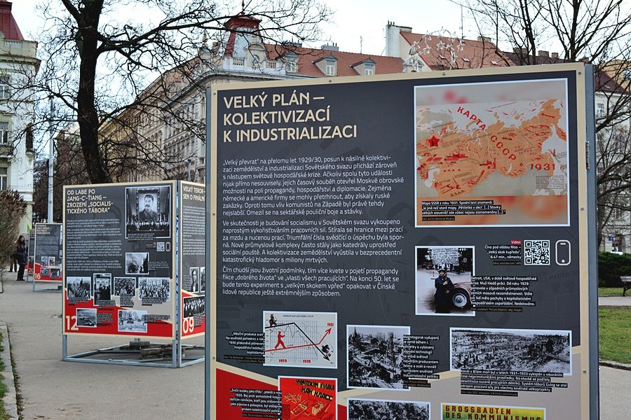 Výstava popisuje vzestup a pád komunismu ve 20. století.