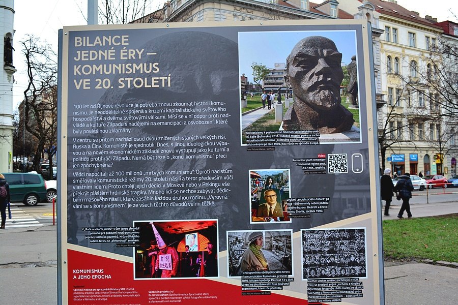 Výstava popisuje vzestup a pád komunismu ve 20. století.