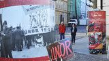 Reklamní sloupy plné komunistické propagandy v ulicích Prahy: Neobvyklá výstava připomíná únor 1948
