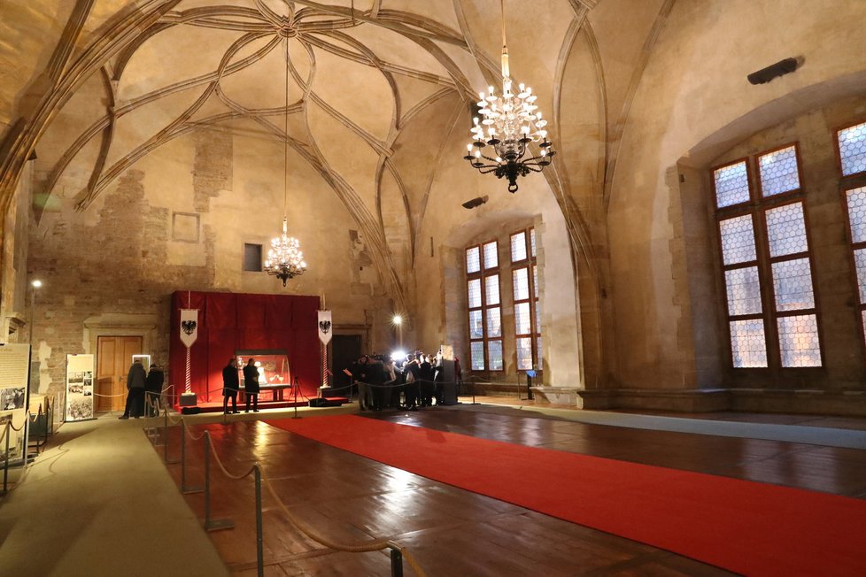 Korunovační klenoty uvidíte na Pražském hradě ze všech stran - a zdarma.