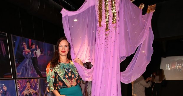 Výstava kostýmů StarDance: Kristýna Leichtová a její šaty s chůdami