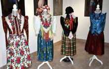 Prosté i slavnostní: Výstava krojů hrdého regionu Chodska