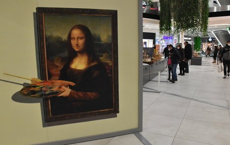 Na výstavě nesmí chybět Mona Lisa, tato na rozdíl od originálu i s malířskou paletou.