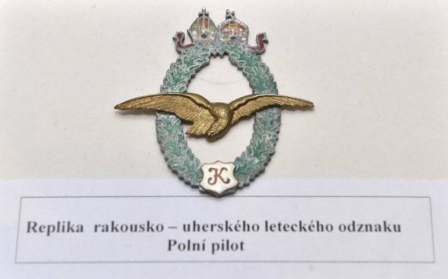 Výstava 100 let československého letectví 1918 - 2018 v Plzni, replika rakousko - uherského leteckého odznaku Polní pilot.