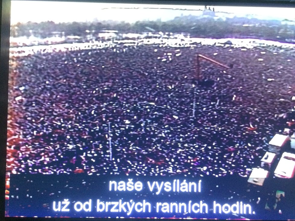 Lidé se skrze pár desítek monitorů mohou převtělit přímo do středu listopadových událostí 1989.