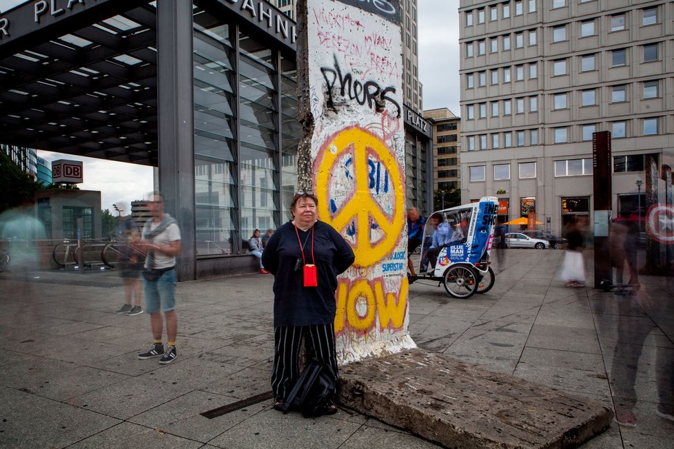 Výstava o životě seniorů z LGBT komunity na Smetanově nábřeží.