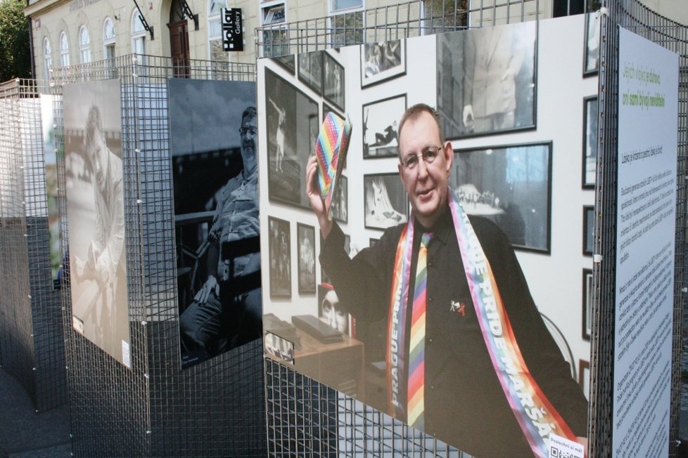 Výstava o životě seniorů z LGBT komunity na Smetanově nábřeží.
