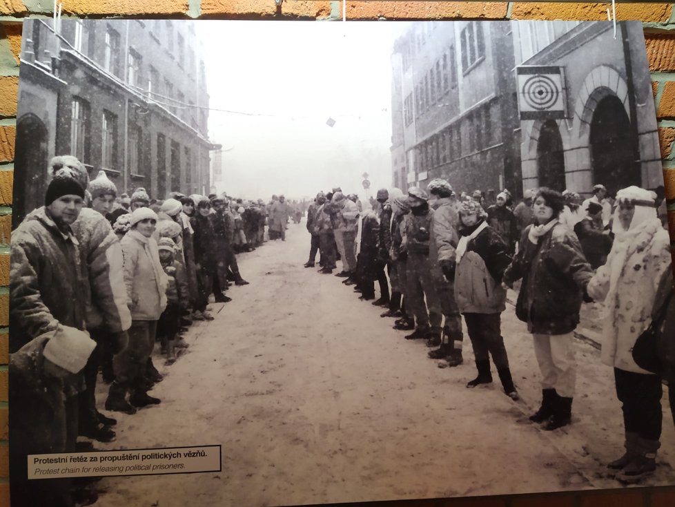 Pád komunismu v Brně dokumentuje unikátní výstava v protiatomovém krytu 10-Z pod Špilberkem. Jejím jádrem jsou reportážní fotografie Františka Kressy.