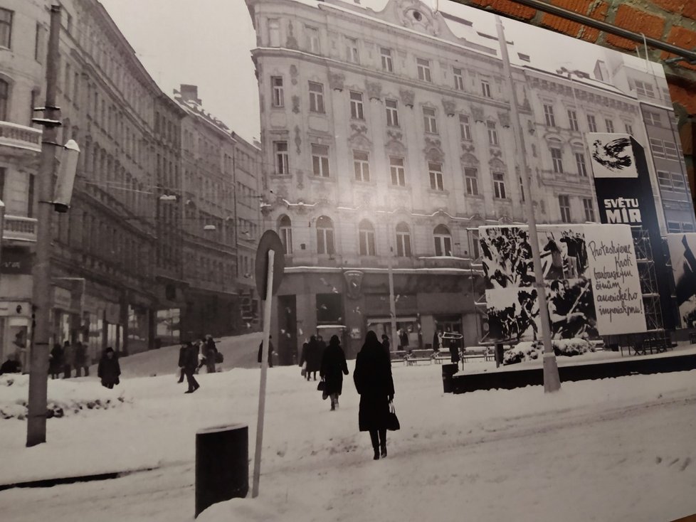 Pád komunismu v Brně dokumentuje unikátní výstava v protiatomovém krytu 10-Z pod Špilberkem. Jejím jádrem jsou reportážní fotografie Františka Kressy.