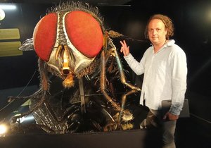 Autor výstavy, sochař a malíř Michal Olšiak (45) u „drahokamové“ mouchy bzučivky zlaté.