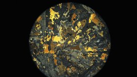 Výbrus lunárního meteoritu Northeast Africa 003 (na snímku pořízeném přes mikroskop) je jedním z exponátů výstavy Návrat na Měsíc zahájené 21. července ve Štefánikově hvězdárně v Praze na Petříně u příležitosti 40. výročí letu kosmické lodi Apollo 11 na Měsíc.