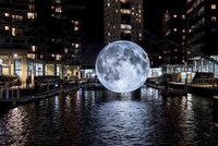 Přepravní firma ztratila unikátní Měsíc. Po sedmimetrovém modelu pátrá