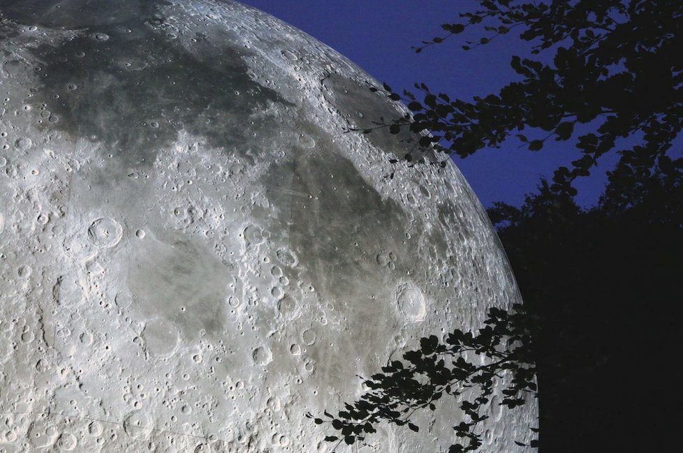 Gigantické umělecké dílo obsahující realistickou repliku Měsíce Brita Luka Jerrama se ztratilo cestou do Rakouska.