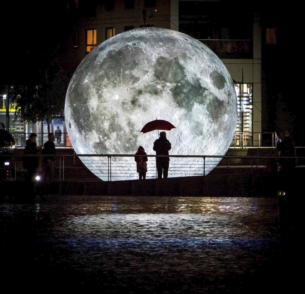 Gigantické umělecké dílo obsahující realistickou repliku Měsíce Brita Luka Jerrama se ztratilo cestou do Rakouska.