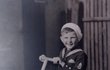 Malý námořník - Dobová fotka chlapce v populárním námořnickém oblečku. Tyto kostýmky vznikly v Anglii, u nás se objevují na počátku 20. století, velmi populární byly i ve 30. letech.