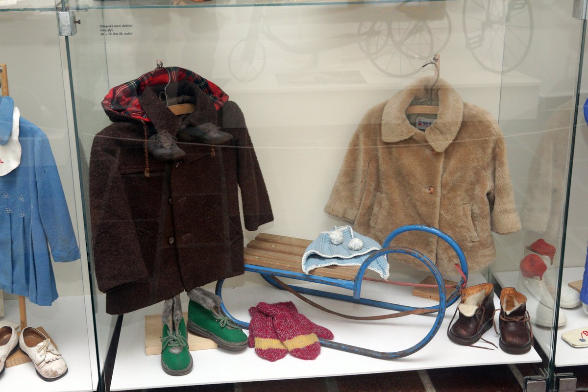Kabátky a boty z plyše - Chlapecké kabátky z umělé kožešiny, doma pletené vlněné rukavice a botky s plyšovou vložkou nosili chlapci v 60. letech. Kdepak goretexové boty s nepropustnou membránou!