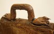 Kabelka z krokodýlí kůže  Kabelky z kůží jsou velkým lákadlem výstavy – například krokodýlí nožky jako ucho kabelky rozhodně stojí za pozornost.