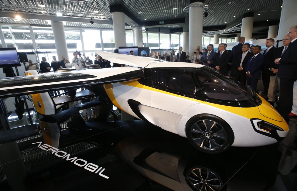 Slováci představili svůj nejnovější Aeromobil na světové výstavě v Monaku.