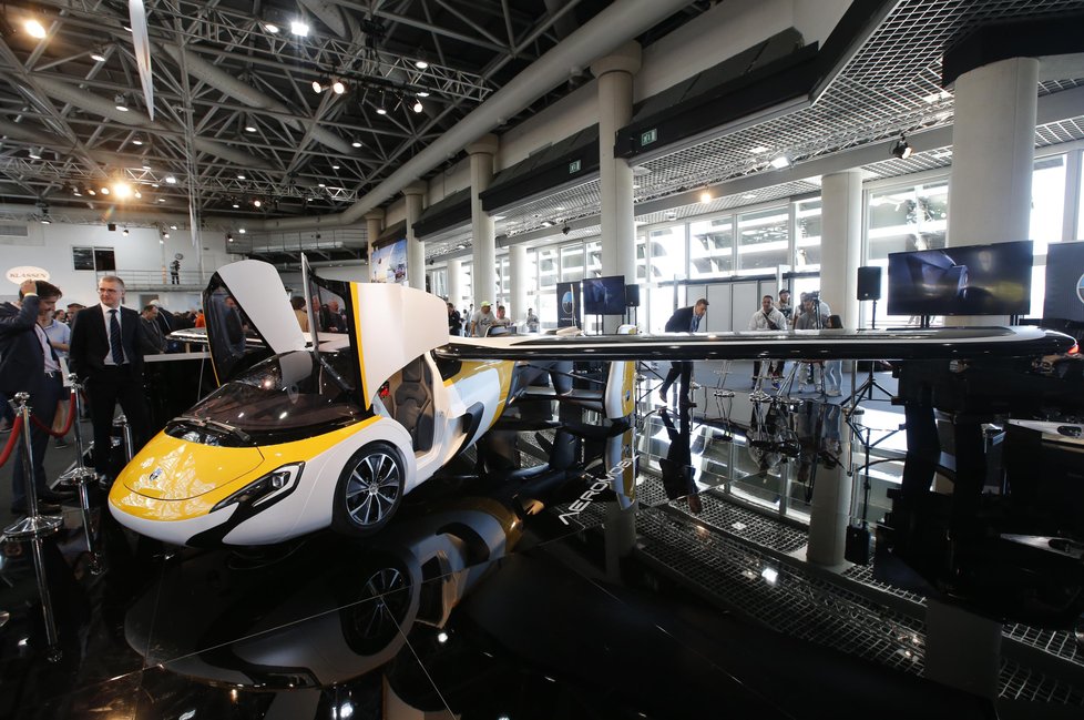 Slováci představili svůj nejnovější Aeromobil na světové výstavě v Monaku.