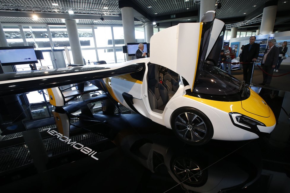 Slováci představili svůj nejnovější Aeromobil na světové výstavě v Monaku.