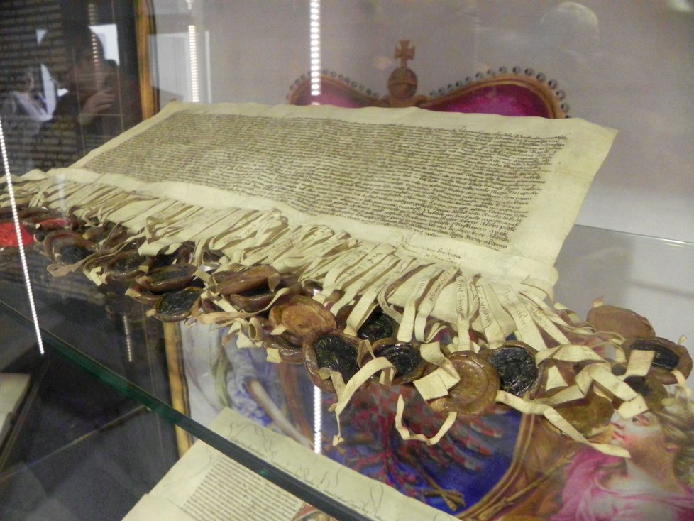 Listina krále Václava IV. z roku 1412 stvrzující zemský mír na příštích 5 let s pečetěmi českých a moravských šlechticů. Pokud se někdo odmítl připojit, stal se z něj zemský škůdce.