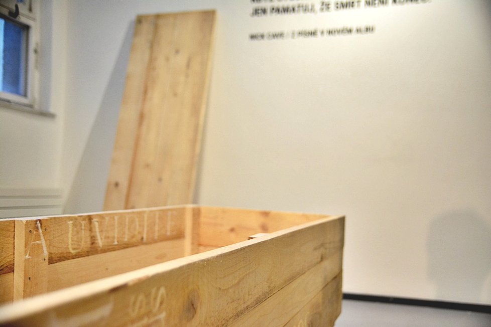 Galerie 1 představila morbidní výstavu. Umělci a designéři navrhli originální rakve.