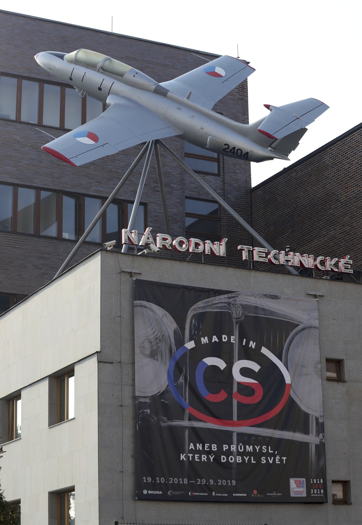 Letadlo Aero L-29R Delfín láká k návštěvě z budovy muzea.