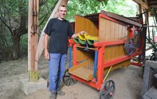 Stodůlka (45) založil za domem unikátní muzeum zemědělských strojů: Dřely pro člověka...teď je zachraňují 