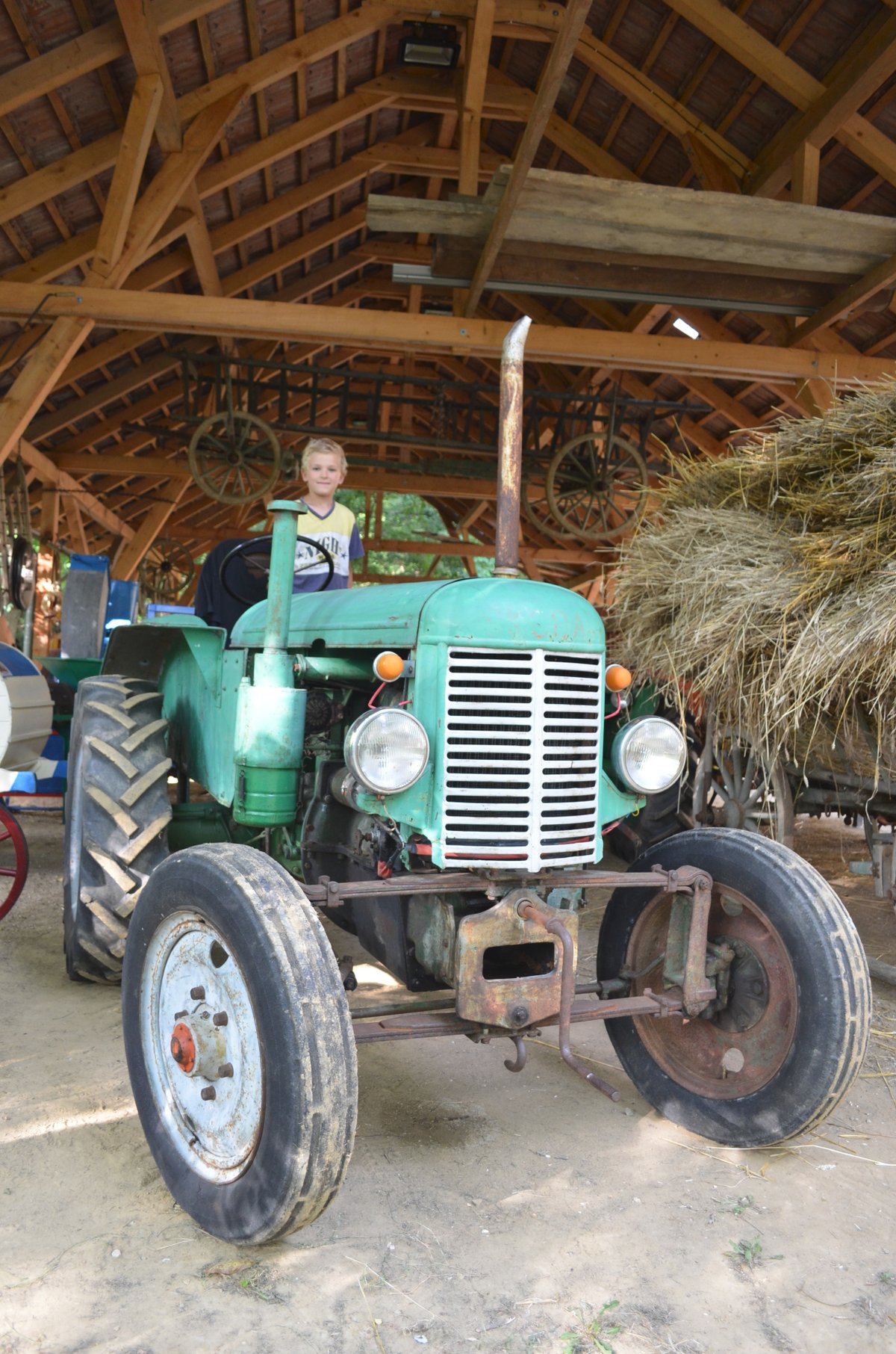 Traktor Škoda (1947 až 1953) s benzinovým motorem, který se po nastartování přepnul na naftu.