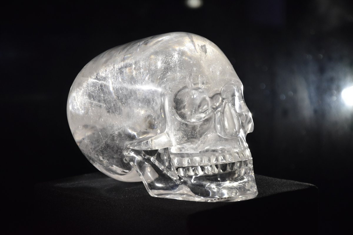 Michell-Hedgesova křišťálová lebka je stejně jako originál precizně vybroušen z jednoho krystalu přírodního křišťálu.