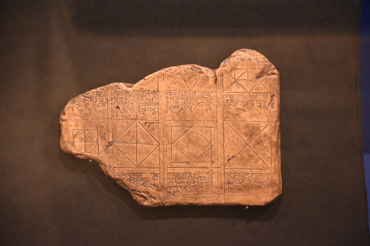 K exponátům zachycujícím nejstarší historii patří fragment babylonské učebnice.